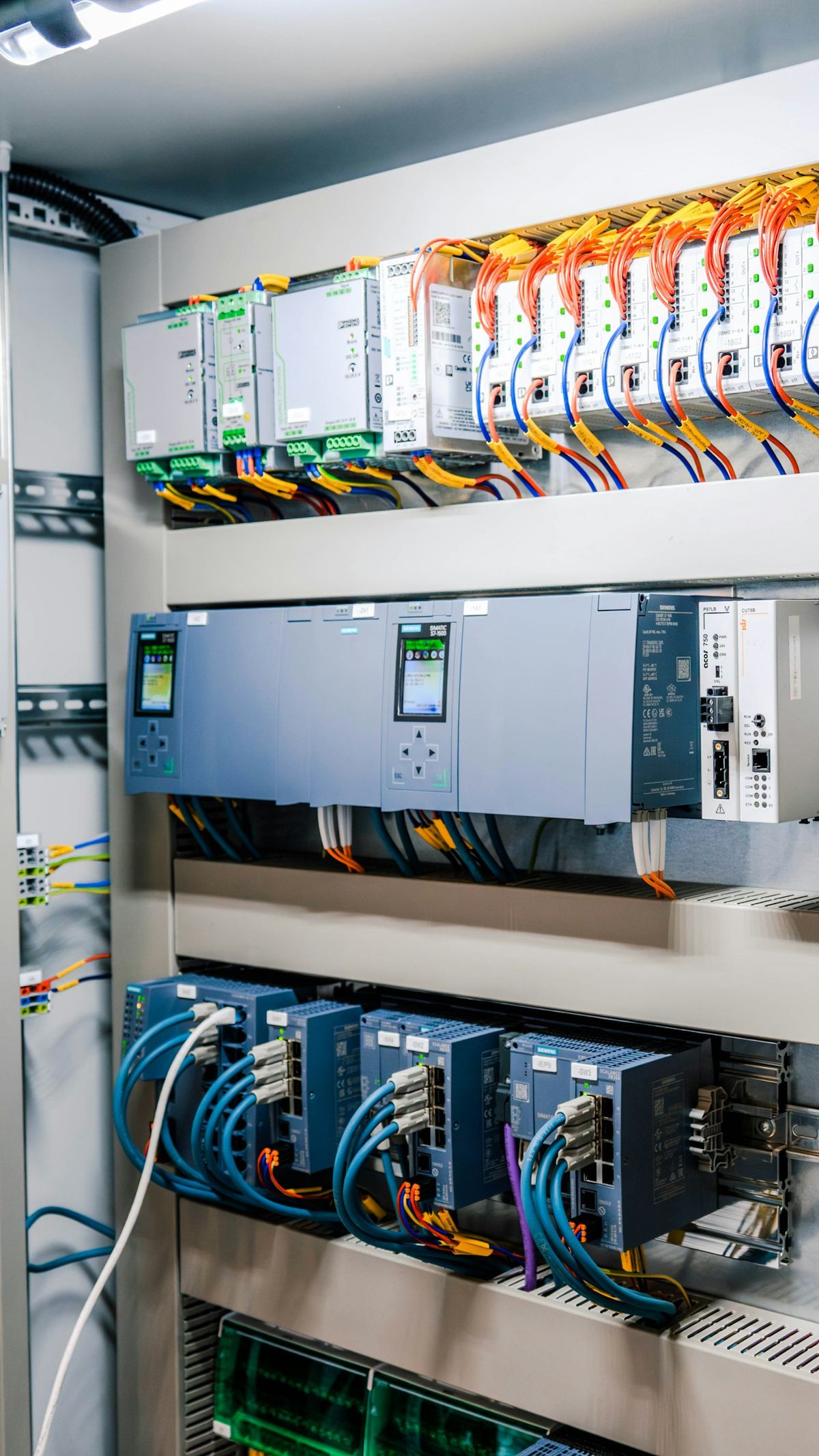 Otvoreni upravljački ormar s PLC modulima